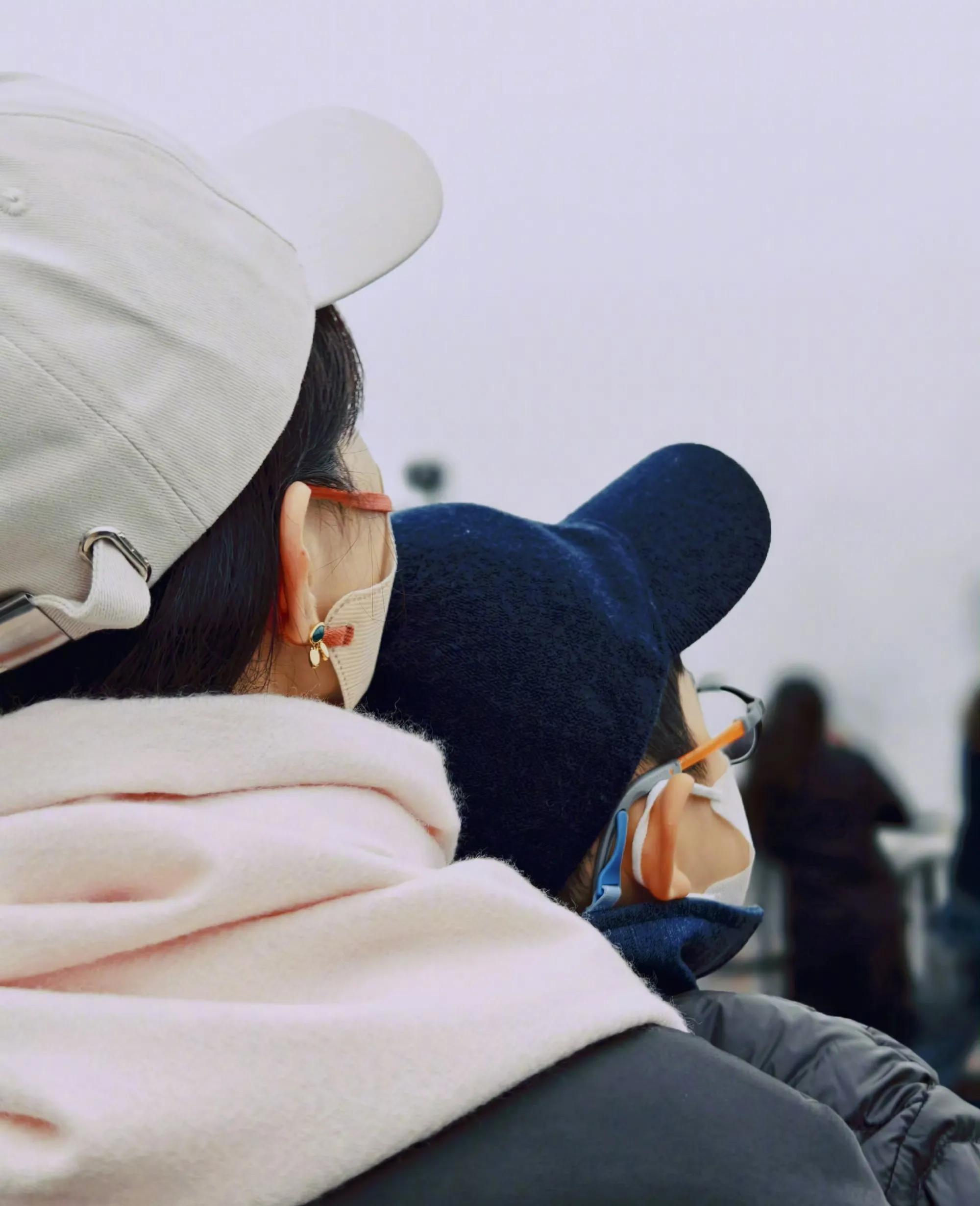 赵丽颖带儿子看烟花秀,称这是最美的烟花,5岁想想戴眼镜引热议