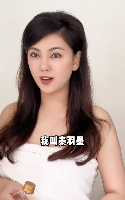 36岁赵文琪再演“秦羽墨”，裹浴巾出门借酱油，网友：脸变了