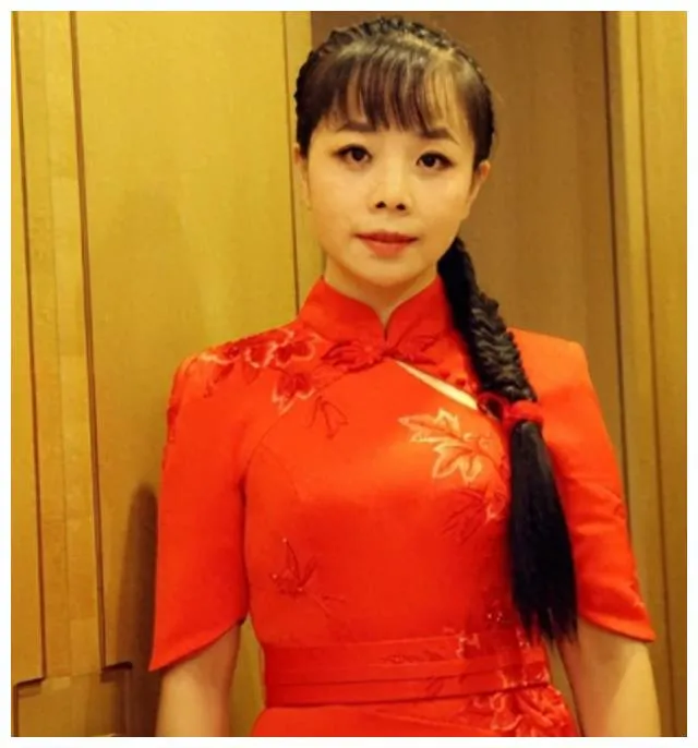 歌手王二妮：23岁成名，放弃百万年薪下嫁农村丈夫，如今过得怎样