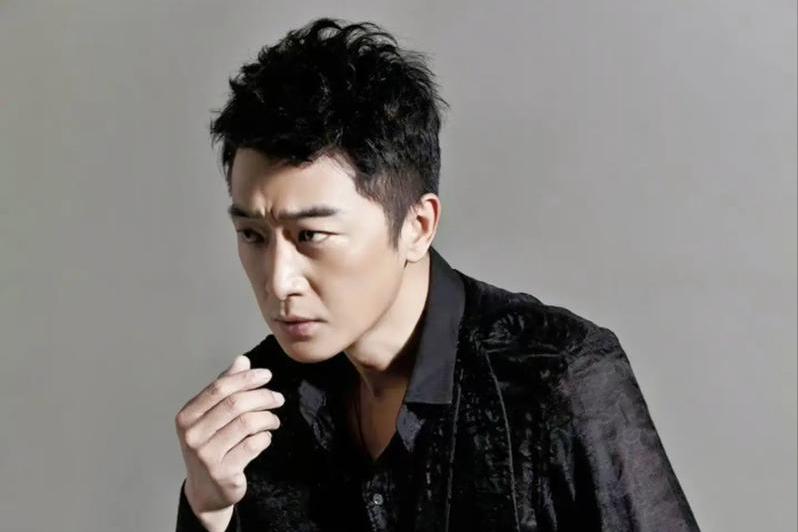 原来这两口子是夫妻,因戏生情恩爱19年,18岁女儿只挑优点长