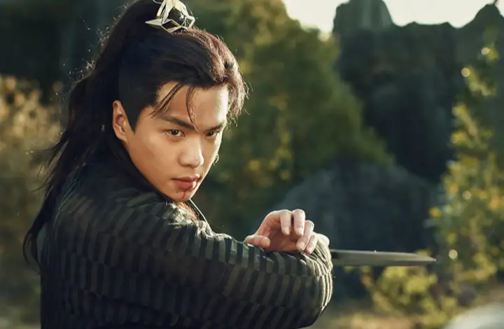 《庆余年》来袭:二皇子拿捏费介、算计范闲成笑话?