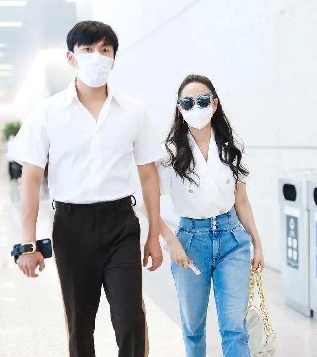 伊能静秦昊走机场，短西装配牛仔裤打扮洋气，比小10岁老公还显嫩