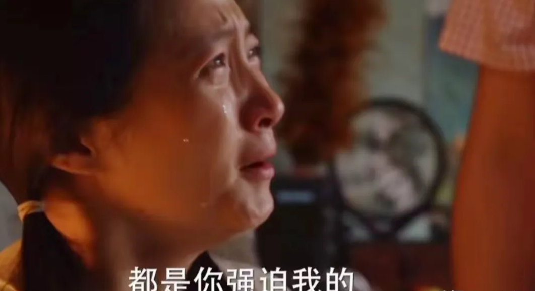 《小巷人家》庄超英打关晓彤的那一巴掌结结实实的打在了范岑岑脸上!演技不能对比