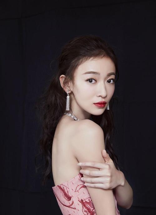 吴谨言惊艳晒孕肚正面照,全网好评如潮,实力碾压 “劈叉前辈”