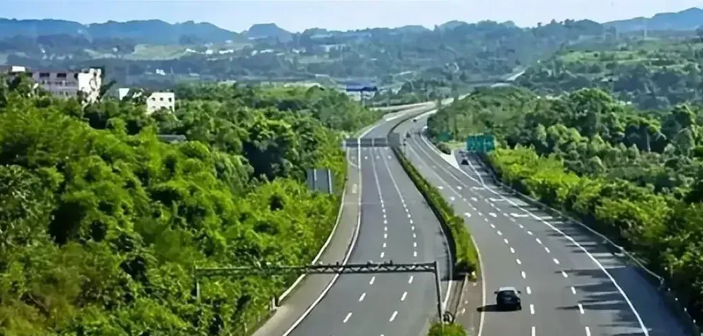 节假日7座以下小轿车免费政策被调整，取消全免？