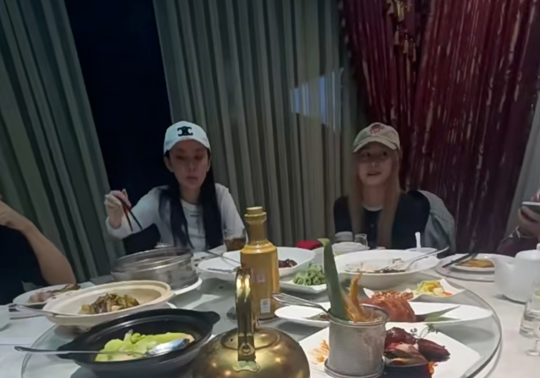 33岁郑爽新照片曝光，一头金发胖太多，和白人男友相处细节太卑微