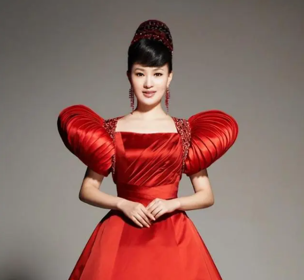 雷佳|她是第一位博士歌唱家,上春晚是家常便饭,家庭事业竟然双丰收?
