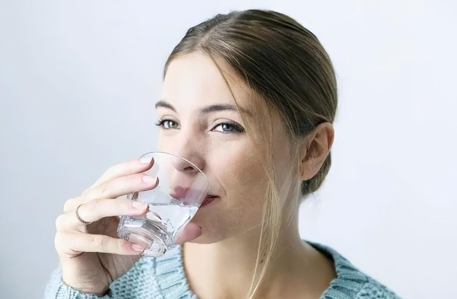 喝水后一直去小便的人，与半天不去厕所的人，哪种人身体更健康？