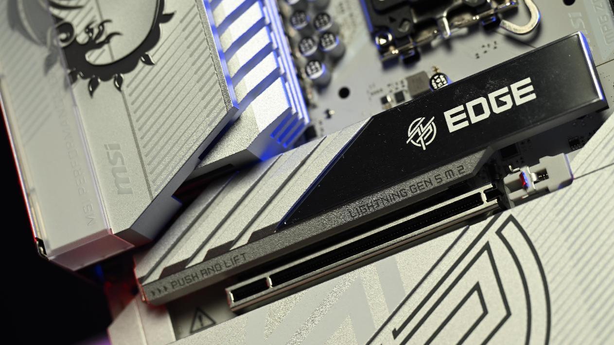 一脚踩爆英特尔的牙膏管：微星Z890刀锋钛开箱，玩命堆新技术？