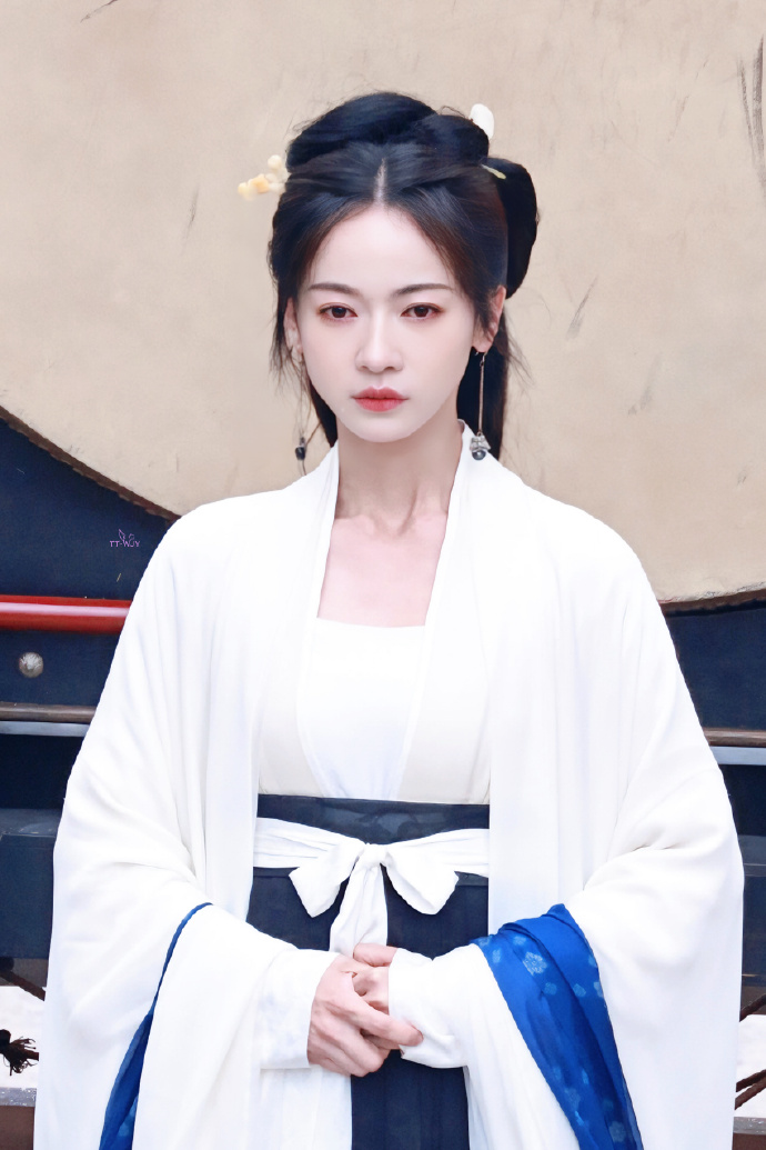 33岁吴谨言翻红？跟着郝蕾学习1年演技，增肥20斤颜值回升苦练台词！