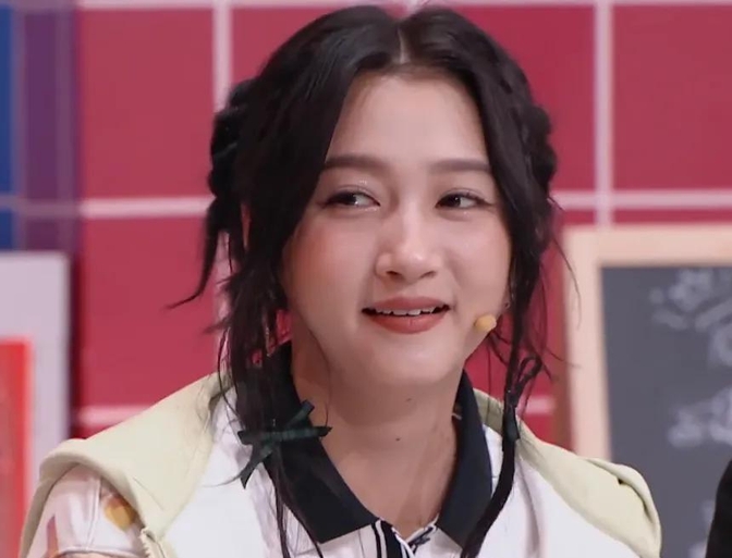 26岁关晓彤最新状态惹争议，发福脸肿惨被质疑怀孕，年龄感尽显