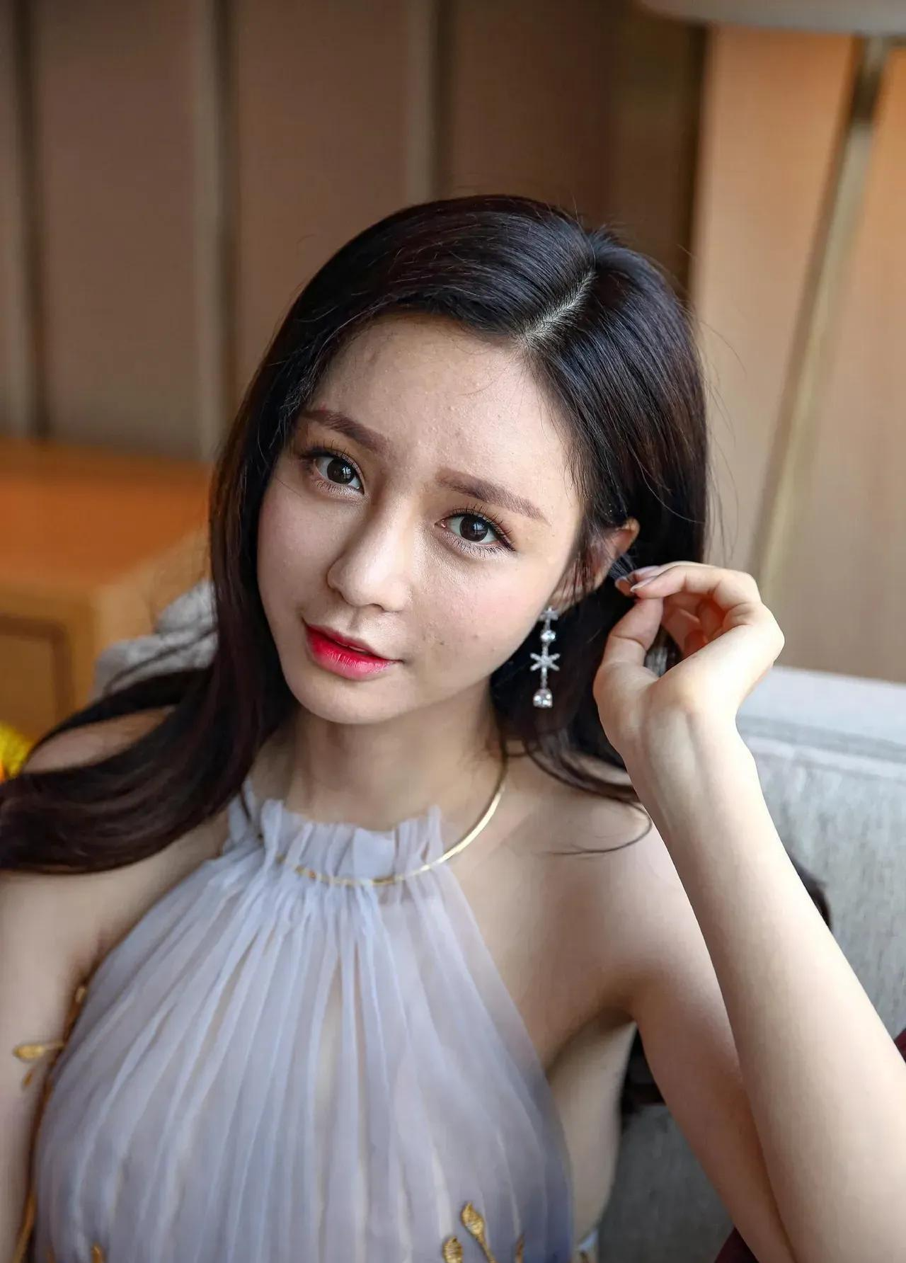 明星怼脸拍生图,无滤镜下的真面目,医美脸还是妈生脸一目了然!