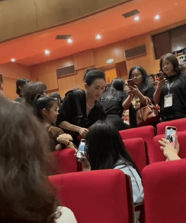 章子怡带8岁女儿看话剧,母女不戴口罩打扮精致,任人拍照不生气