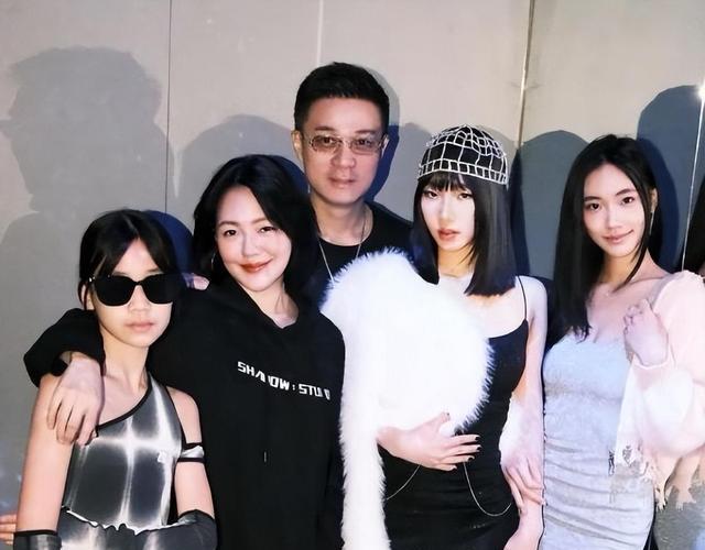 时隔多年,看到小S两个女儿的现状,才明白她把女儿养得有多好