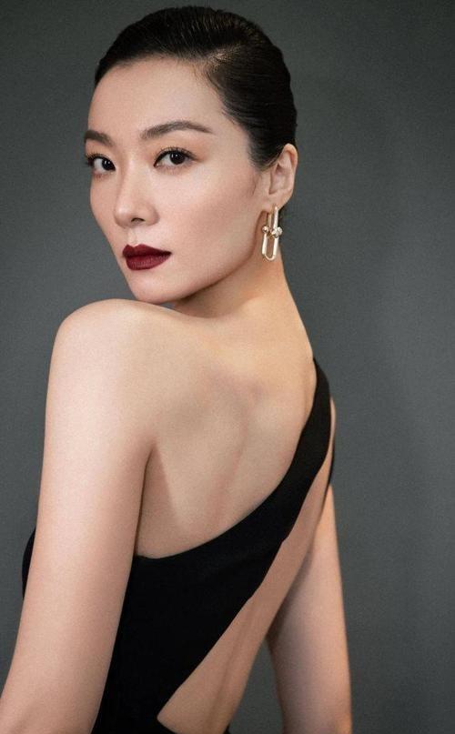 和王传君隐婚生女,被前夫现任发文嘲讽嫌她脏,被章子怡质疑演技