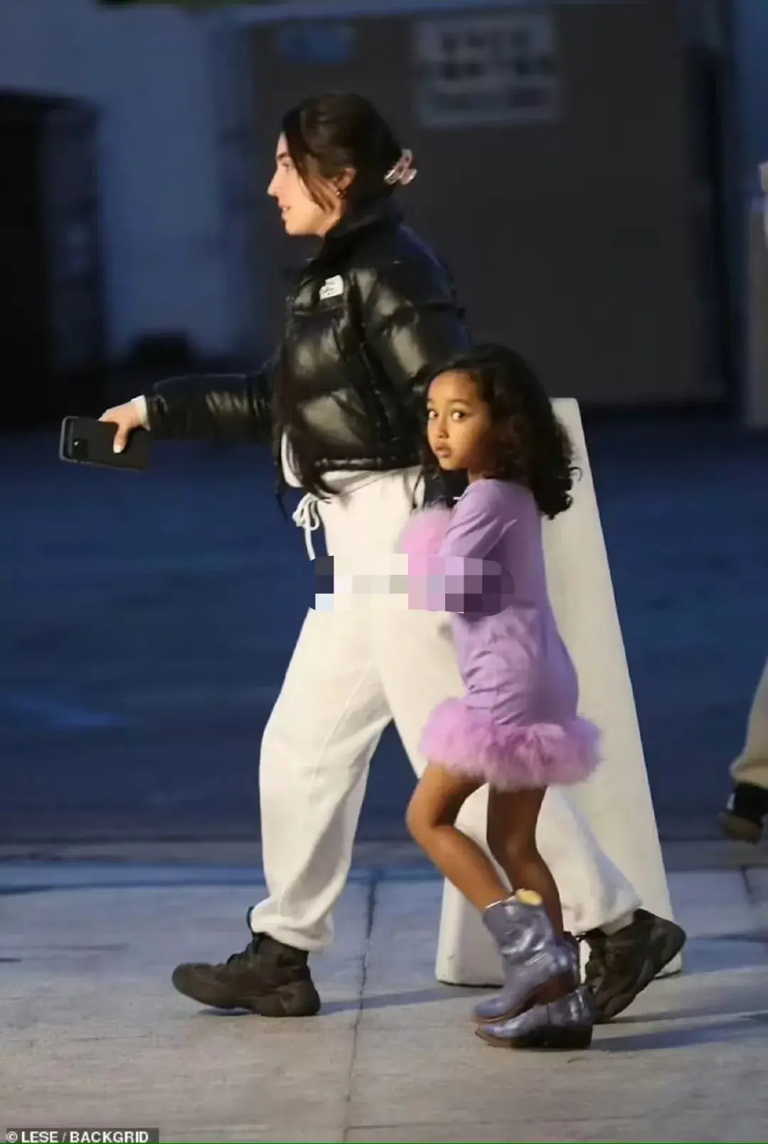 坎耶妻子听劝!全副武装连脚都没放过,后妈带4个孩子过复活节