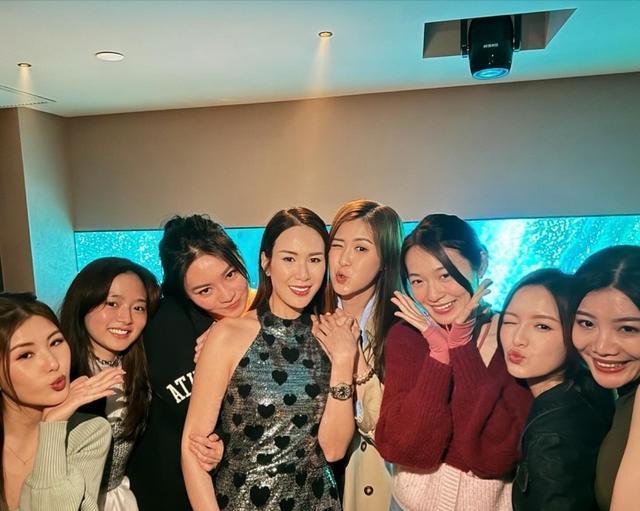 10亿身家双胞胎女星高调庆生！双份名牌礼物铺满桌，大批明星到贺