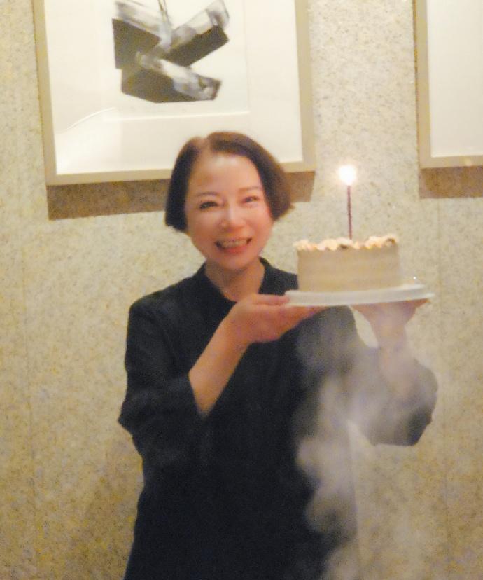 霍尊发文为母亲庆生，仲小萍手拿蛋糕微笑，跟前夫现任关系似闺蜜