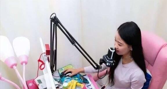 18岁少女辍学直播，刚入行便能月入3万，却反遭母亲指责：不正经