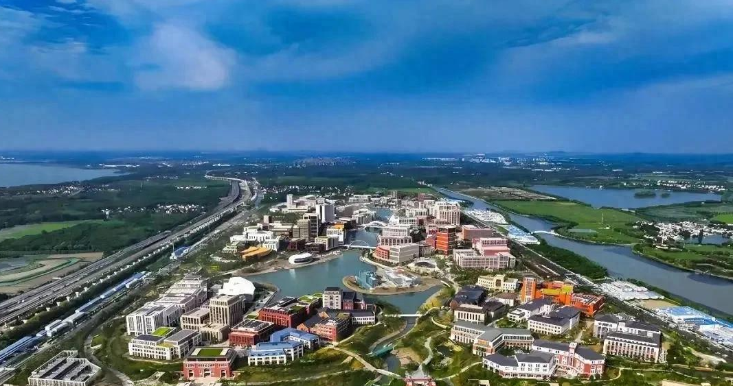 上海郊外華為全球最大的研發中心“練秋湖華為小鎮”，讓日媒驚奇