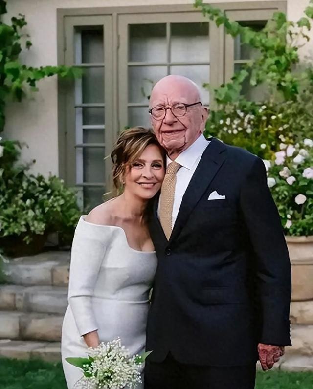 曾经跟章子怡“叠罗汉”的未婚夫Vivi, 现身默多克婚礼,瘦成植物人