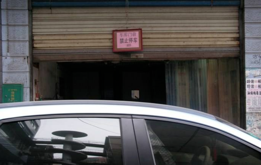 刚买的新车停小区，隔天车身变成马蜂窝，交警：这能怪谁？