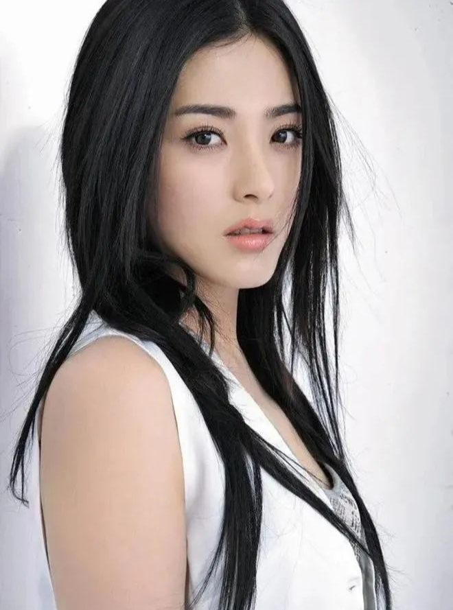 因长相太美，靠美貌征服无数男人，如今47岁单身一人