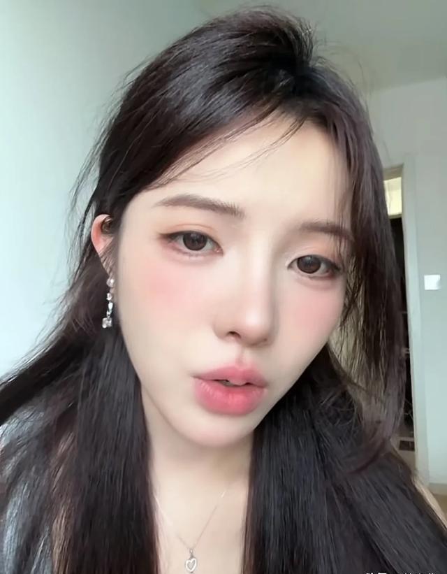 25岁网红酷萱被杀，疑榜一大哥动手，死因惹猜测，知情人透露隐情