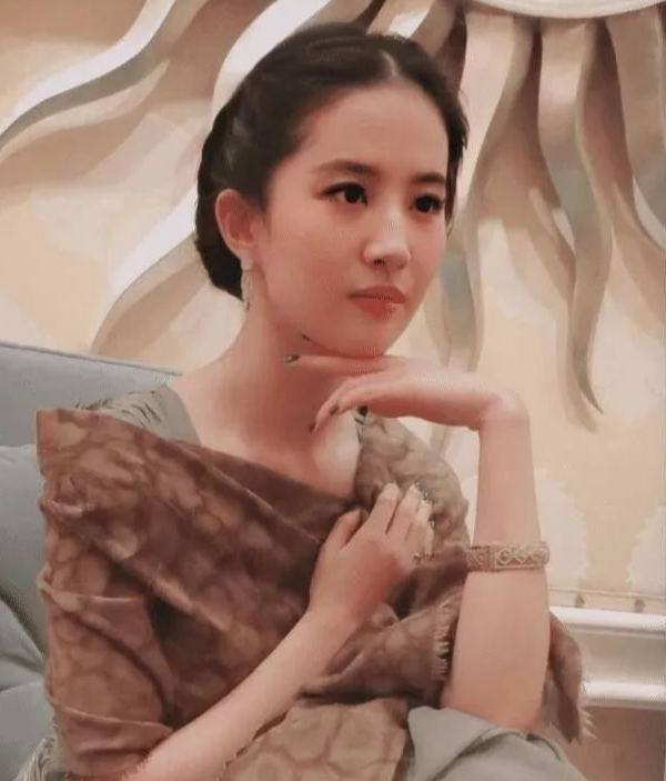 当32岁刘亦菲撞上35岁唐嫣,这简直是我见过最惨烈的同框现场镜头