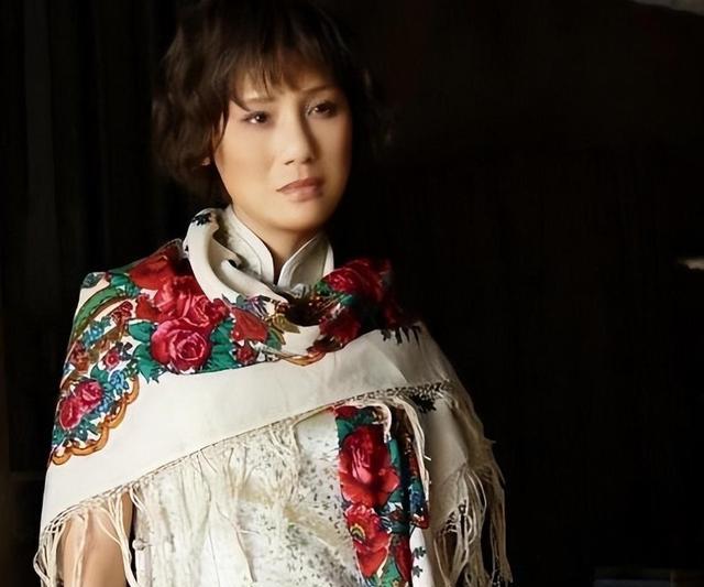 她当初因太美被导演看上,同居27年有名无实,63岁过的怎么样了