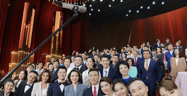 知名男主持官宣离职!自曝与台里冲突大,养儿女钱少没房车仍租房