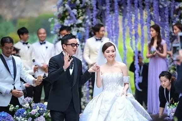 张靓颖:被骗财色15年,被骗6个亿的分手费,她为何会这么惨?