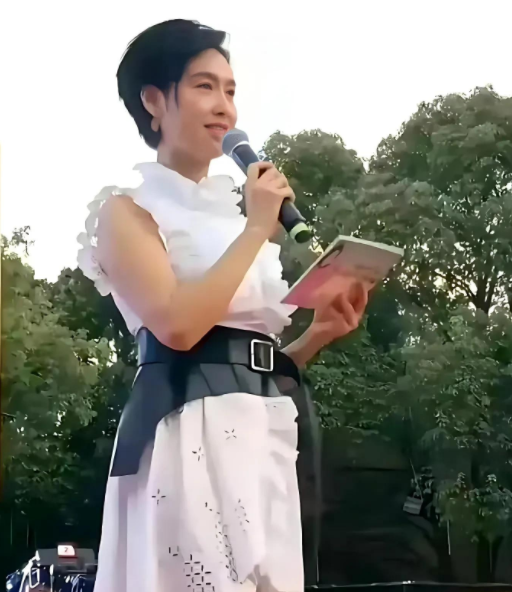 53岁朱茵街头主持被骂!网友:真缺钱么?这么大年纪还抛头露面