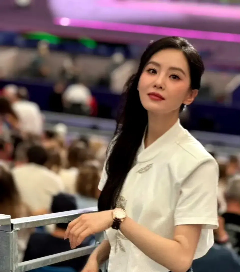 刘诗诗惊现奥运会现场,一颦一笑令人心动,众人惊呼太美了