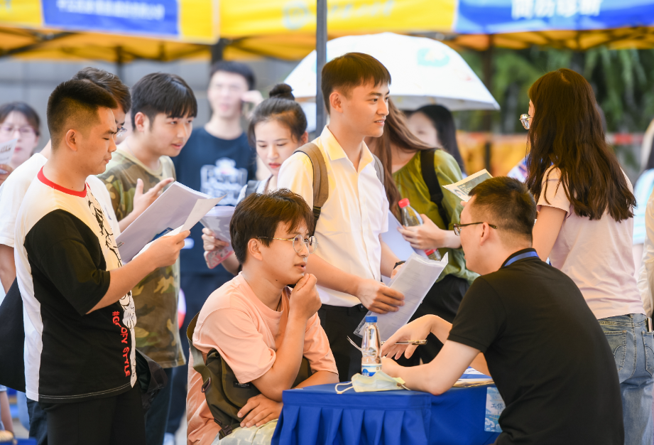 为什么参加校园招聘会后，一些学生会后悔高中时的专业选择？