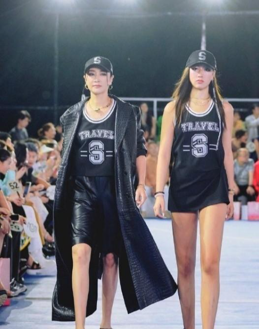 看到梁静陪女儿参加走秀后,才懂马伊琍当年的精明,林心如说对了