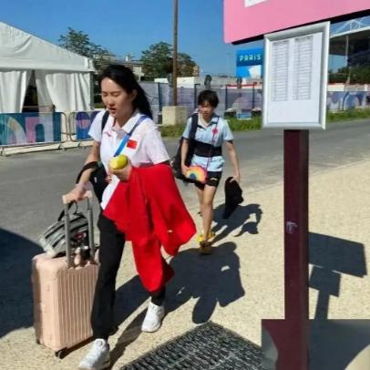 撒贝宁机场偶遇喊“红姐”引趣闻:陈若琳搞笑反应!