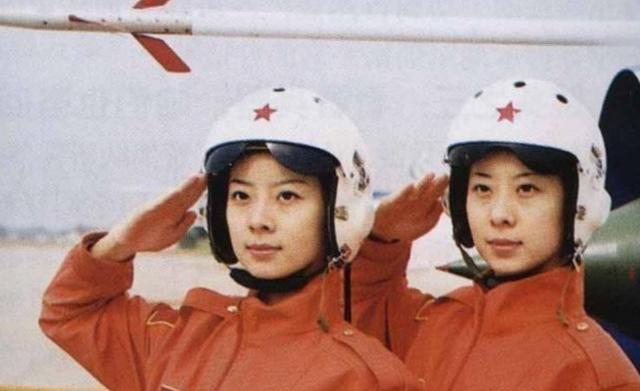 还记得当年阅兵仪式上的双胞姐妹花吗？一度红遍中国，后来怎样了