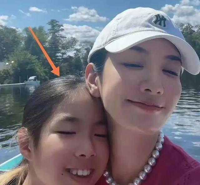 黄奕女儿惊艳毕业礼,11岁铛铛直逼一米七,母女同框似姐妹!