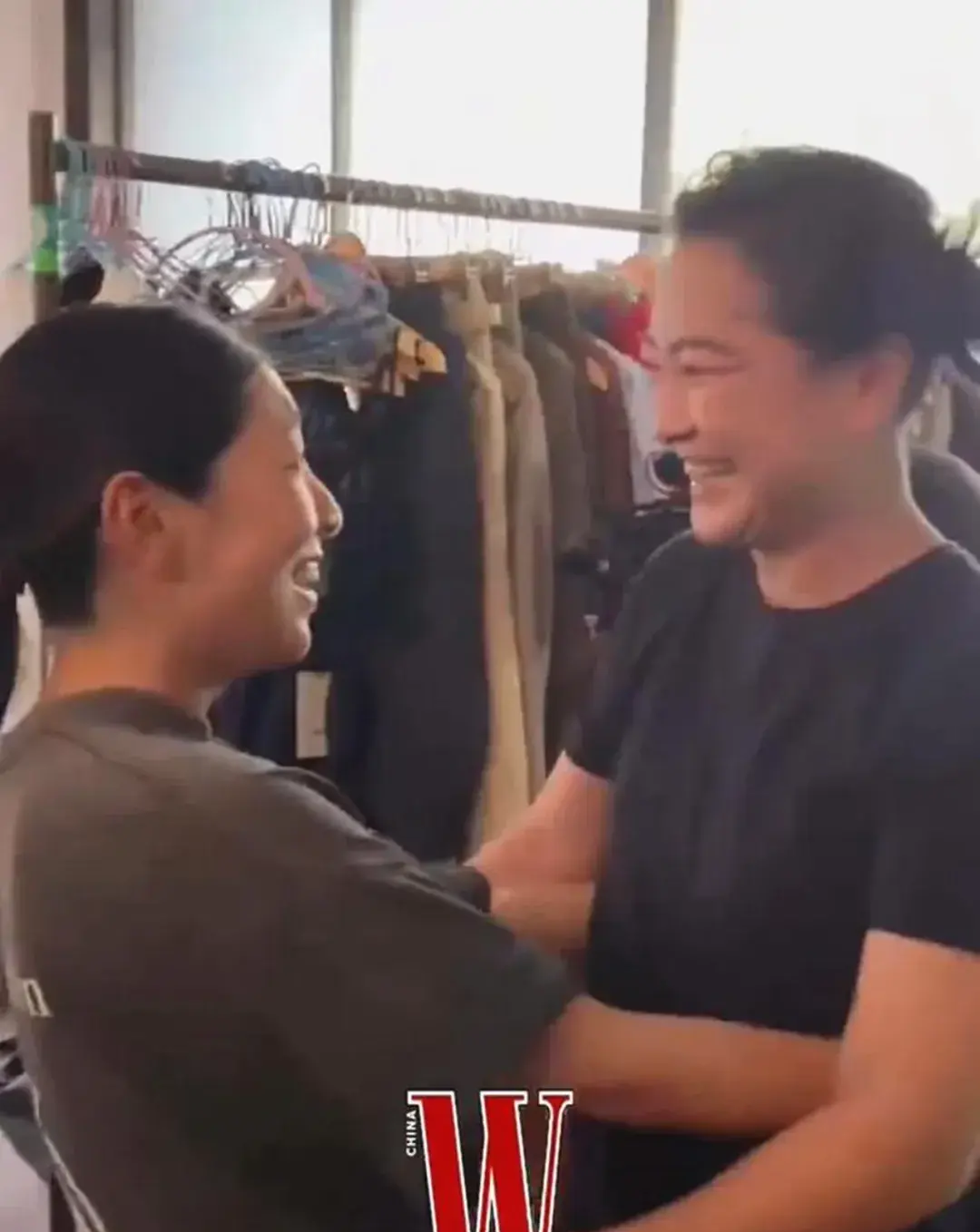 贾玲胖了?最新机场路透照,身材略浮肿?真实状态曝光,藏不住了