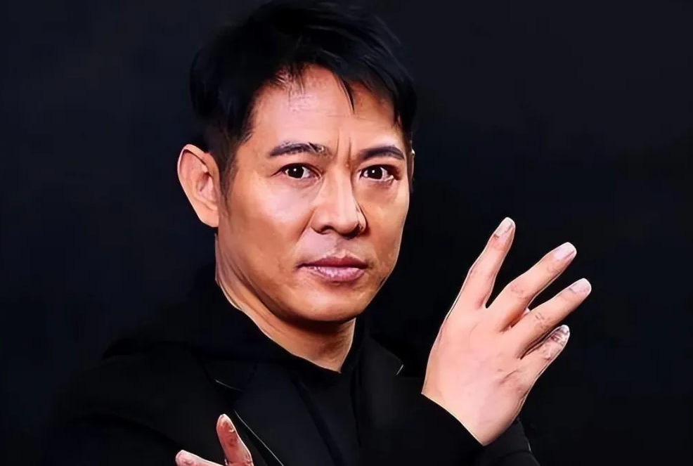 61岁李连杰新加坡神秘现身:面相大变,脸色发黑,多年的修行路到底通向何方?