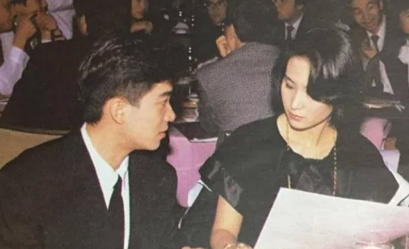 何超琼用一件紫色旗袍，彻底向外界证明，陈百强就是她的此生挚爱