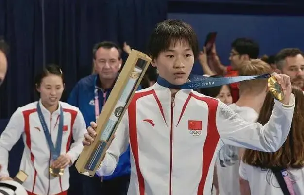 陈芋汐回国,由周继红保护,宛如慈母,全红婵却被工作人员拉扯