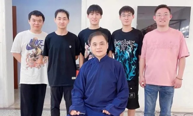 德云社高峰带徒弟看望马志明