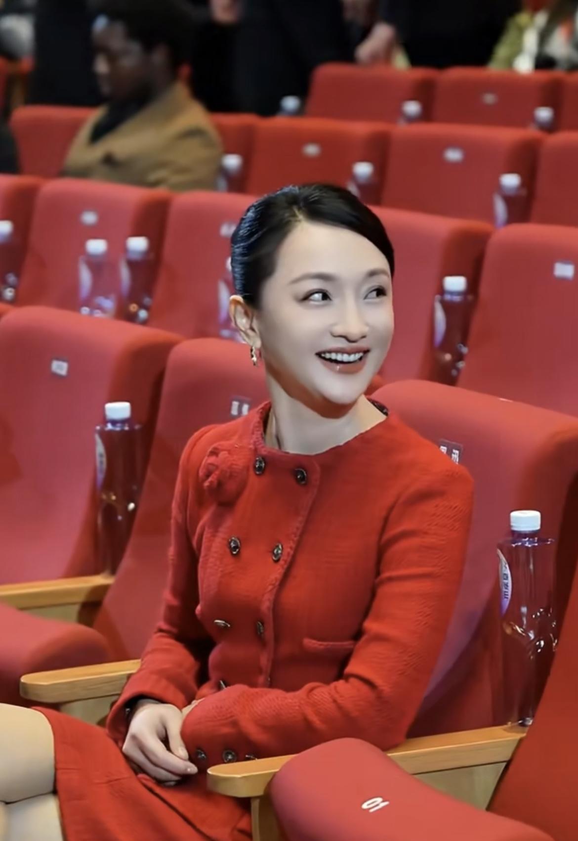 张曼玉说的太对，从断崖式衰老的海清身上，看到娱乐圈残酷的现实