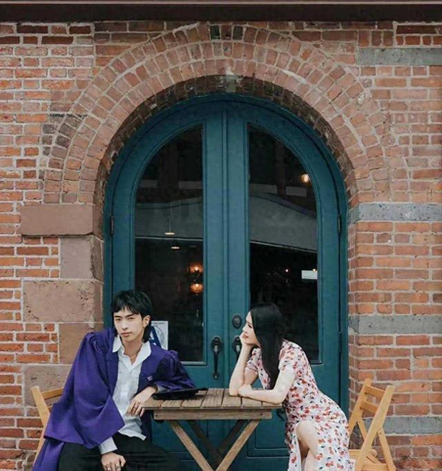 伊能静儿子走路姿势引争议,把生活当秀场背影很拽,但叫秦昊哥哥