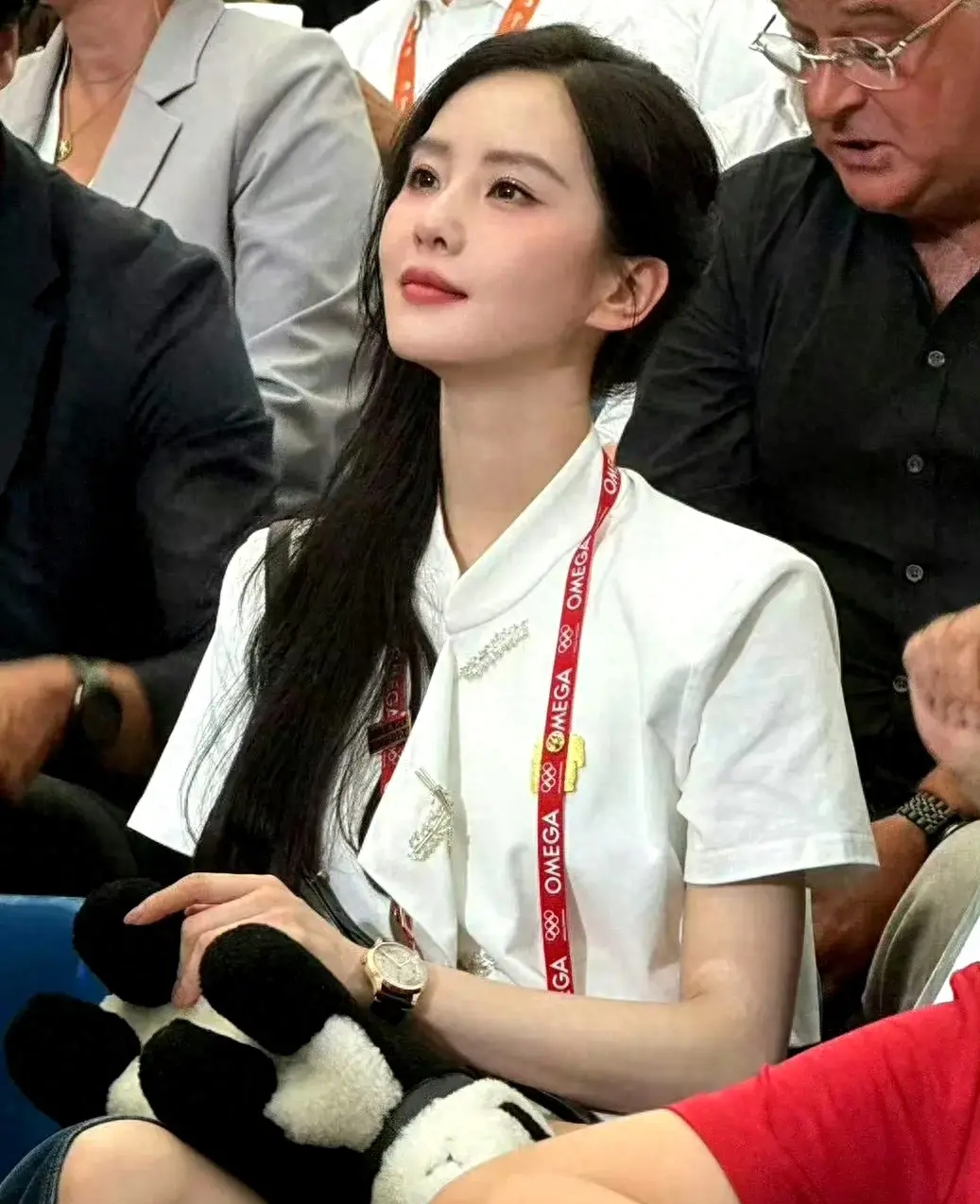 刘诗诗惊现奥运会现场,一颦一笑令人心动,众人惊呼太美了