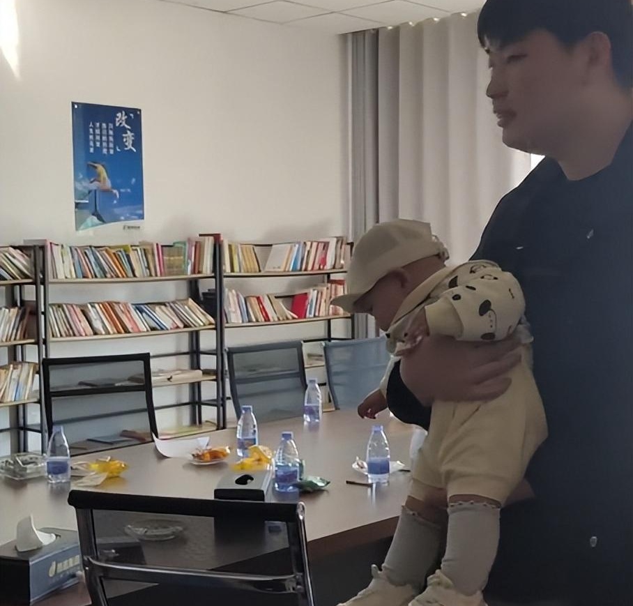 陈萌再次笑开颜!大衣哥豪掷40万为5月孙购楼,这波操作真壕气