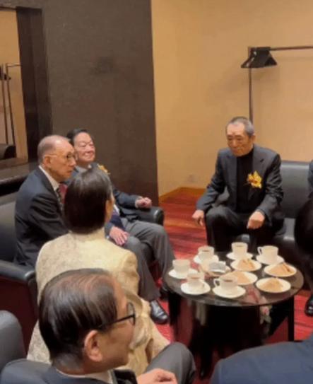 杨澜香港参加大佬聚会,中式旗袍超大气,未跟张艺谋握手引猜测