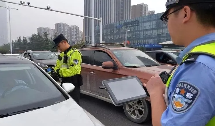 路边停车打双闪，将被罚150元并扣3分！交警：科目一学到哪去了？